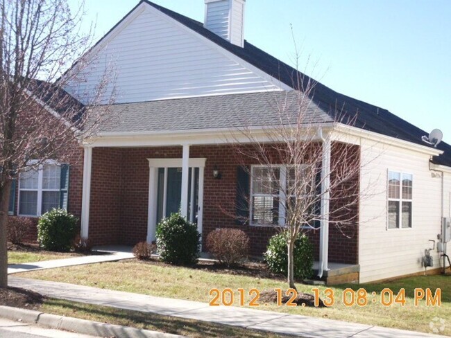 Building Photo - 3 Bedroom 2.5 Bath Townhouse with 2 Car De...