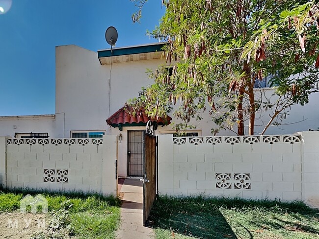 Building Photo - 2132 W Glenrosa Ave Rental