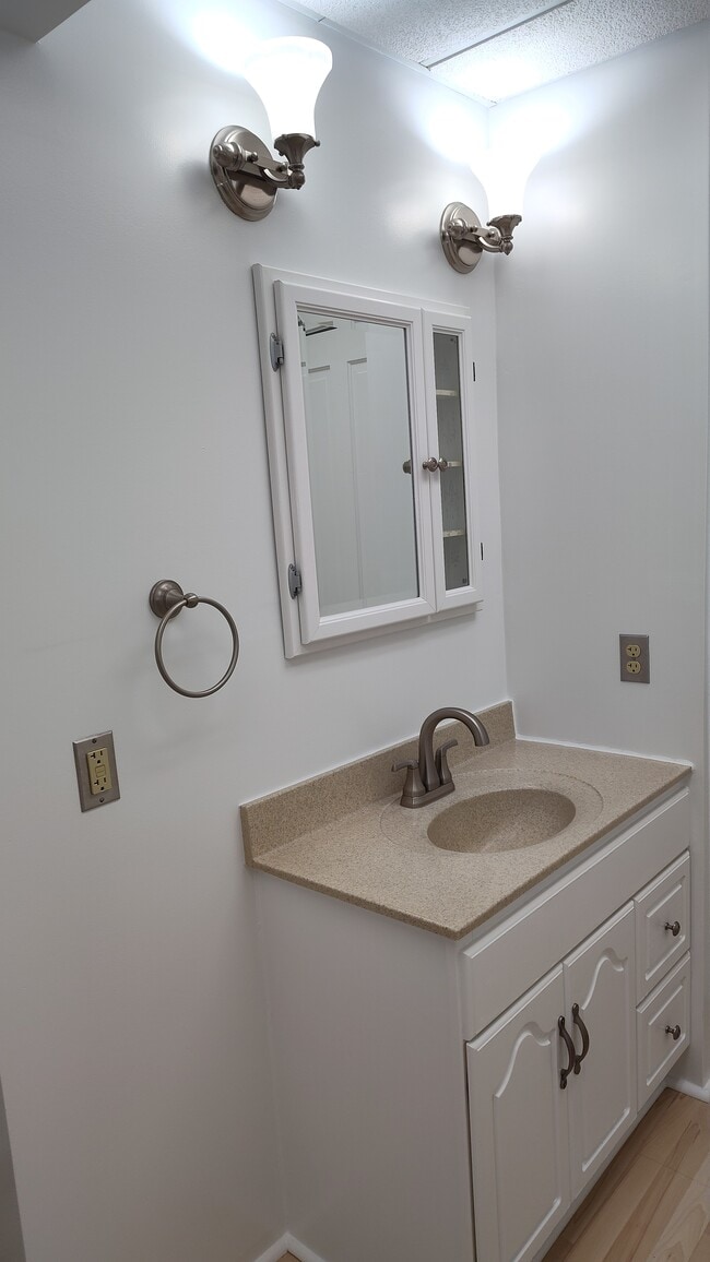 Building Photo - 759 Park Ave Unit 759 1/2 Park Avenue
