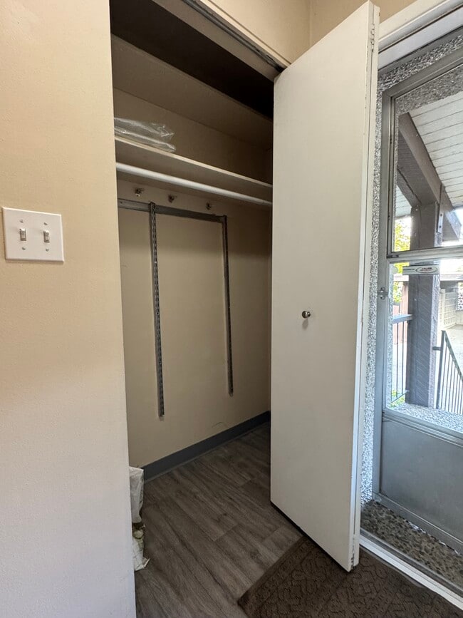 Armario de entrada - 2921 E 32nd Ave Unidad 18
