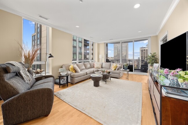 Photo - 10 E Delaware Pl Unit 27E