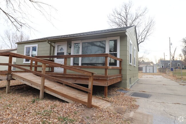 Building Photo - Spacious Updated Charming Home