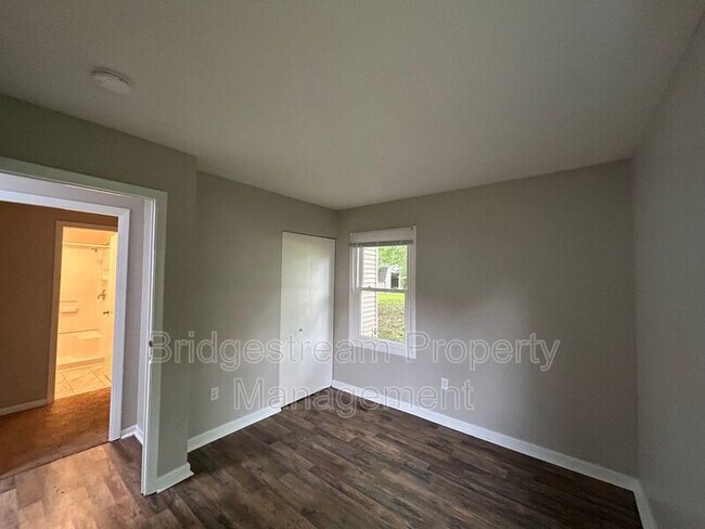 Photo - 1833 Drake Dr