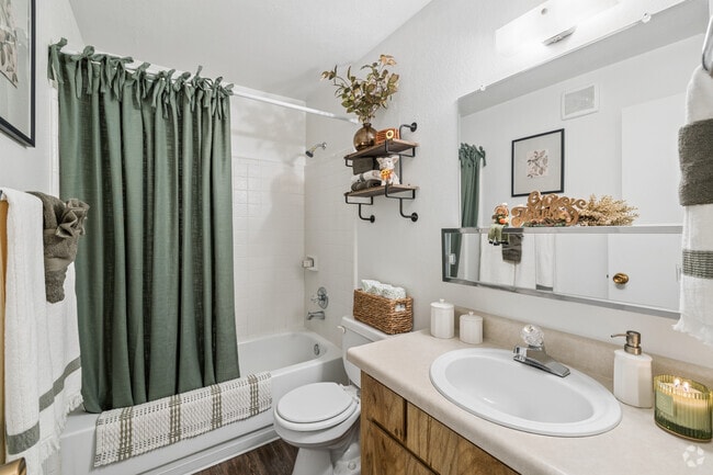 2BR, 1BA - 754SF - Bathroom