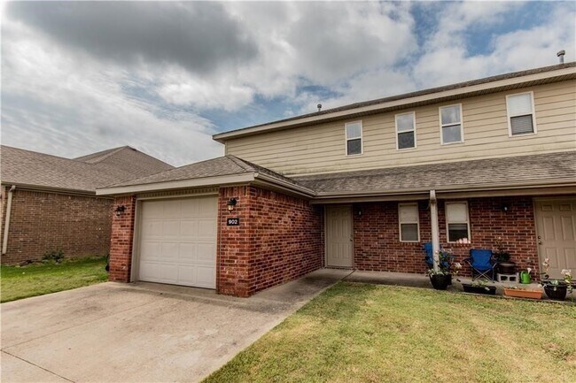 Photo - 902 Oakwood Ln