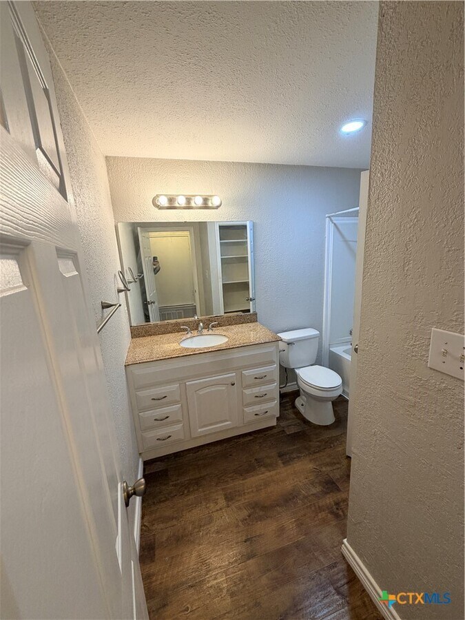 Photo - 208 Uhland Rd
