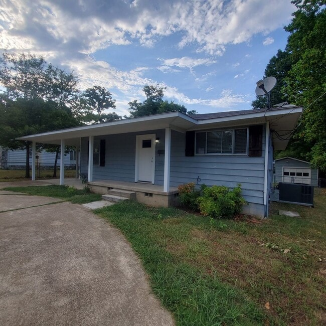 Building Photo - 702 Wildwood Ave