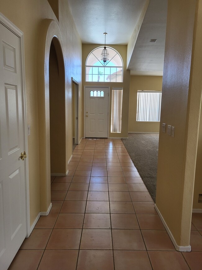1923 E Club House Plz