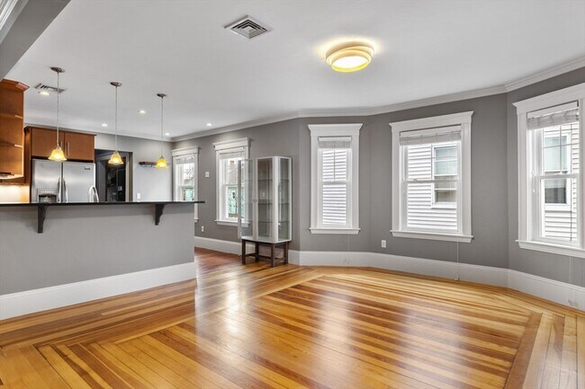 Building Photo - 22 Clarendon Ave Unit 2