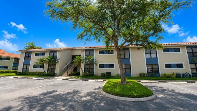 Building Photo - 1463 Lake Crystal Dr Unit G