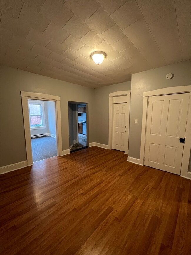 Building Photo - 635 Manor St Unit Apt 3