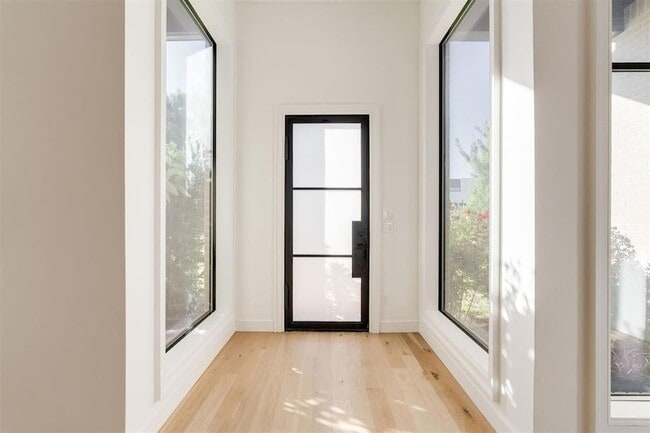 Photo - 827 NW 8th St