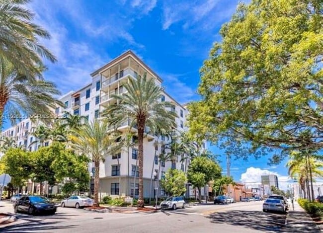 Building Photo - 1919 Van Buren St Unit 212A