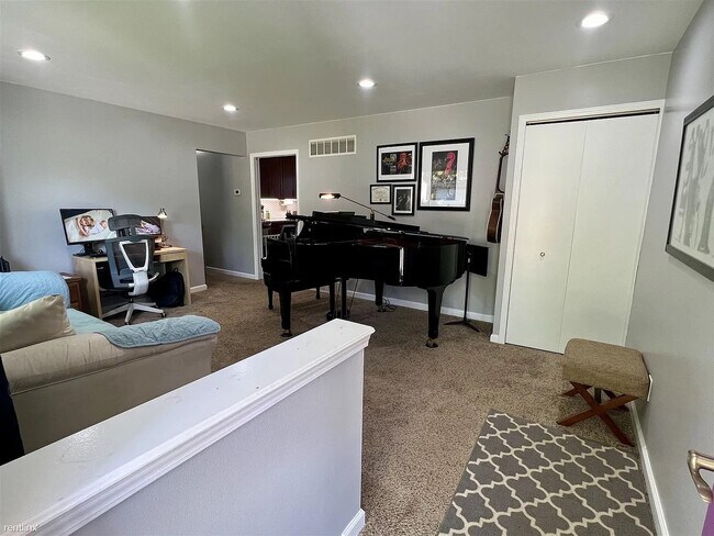 Photo - 2669 Deake Ave