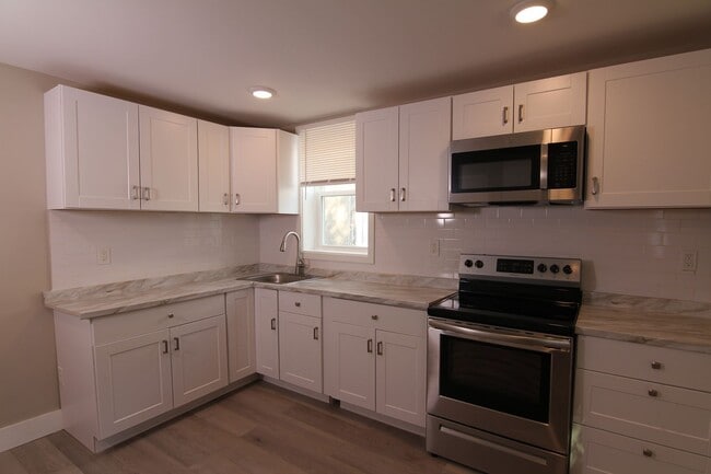 Building Photo - 1631 Dyre St Unit 1st Floor - Studio - A