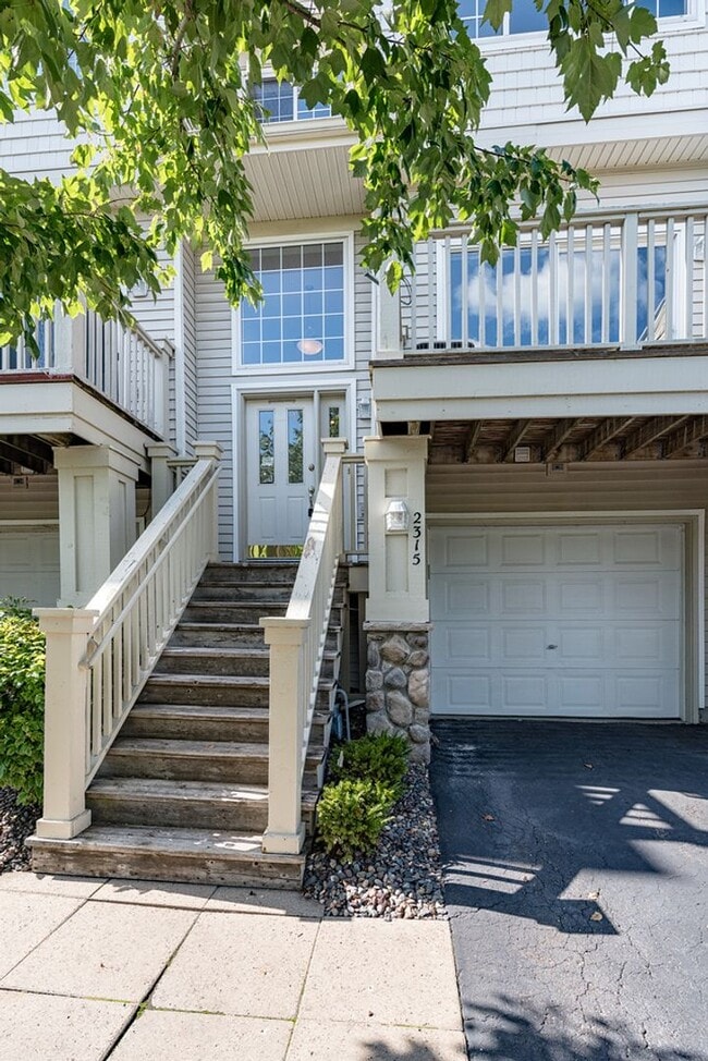 Photo - Like New 2 Bed/2 Bath Townhome With Amenit...