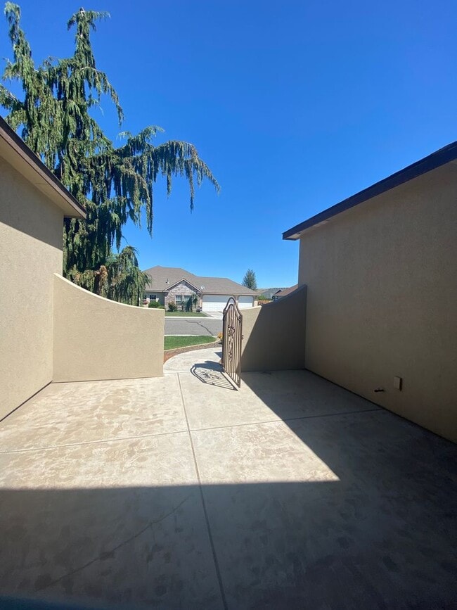 Photo - 433 Golden Dr