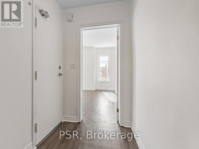 Photo - 2040 Dundas St W