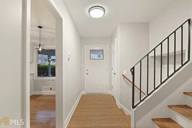 Photo - 1795 Queens Way