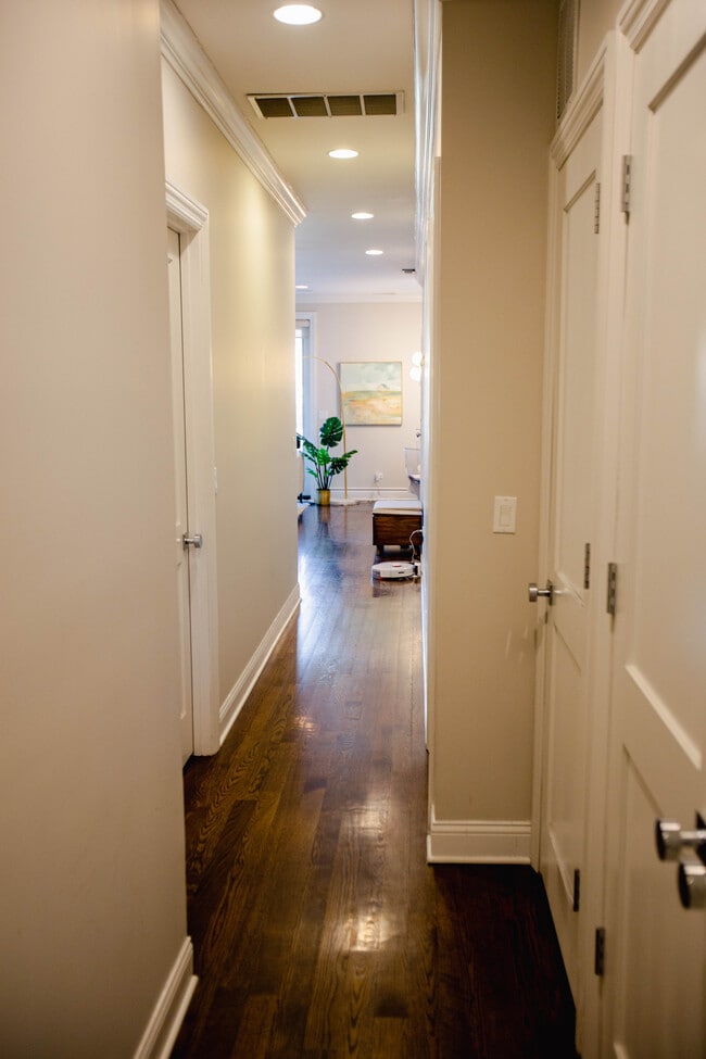 Photo - 843 W Fletcher St Unit 2W