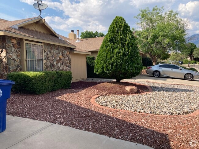 Building Photo - 5501 Vista Sandia NE Rental