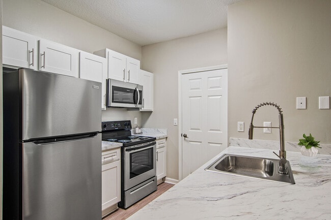 C195580_CreeksideVista_Kitchen_01 - Creekside Vista