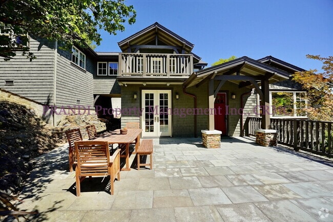 Building Photo - Majestic Custom-Designed Five-Bedroom Esta... Rental