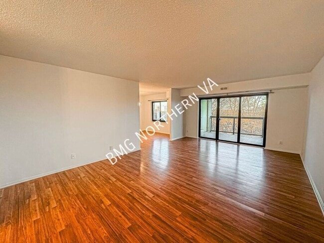 Photo - 309 Yoakum Pkwy