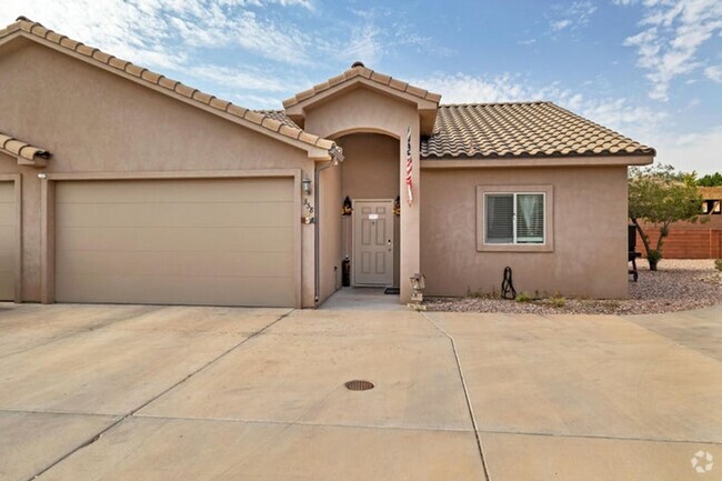Building Photo - Spacious & Sunny Home in Quiet Hurricane N...