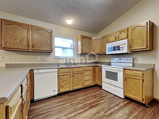 Photo - 939 Delhi Dr