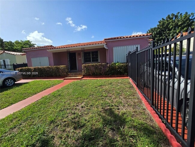 Building Photo - 1765 SW 21st St Unit 3