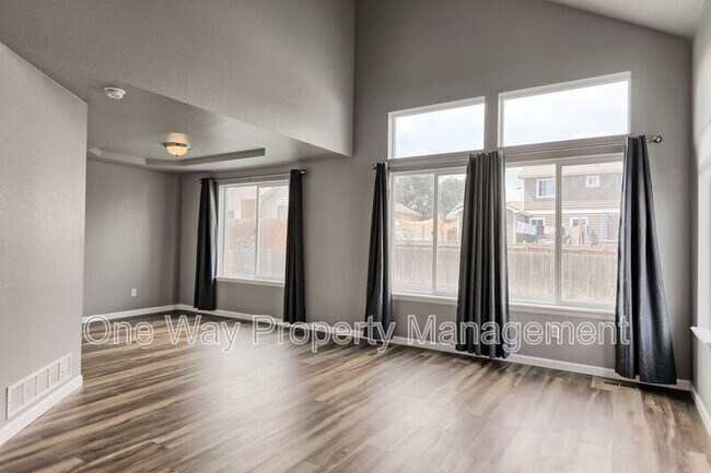 Photo - 438 Heritage Ln