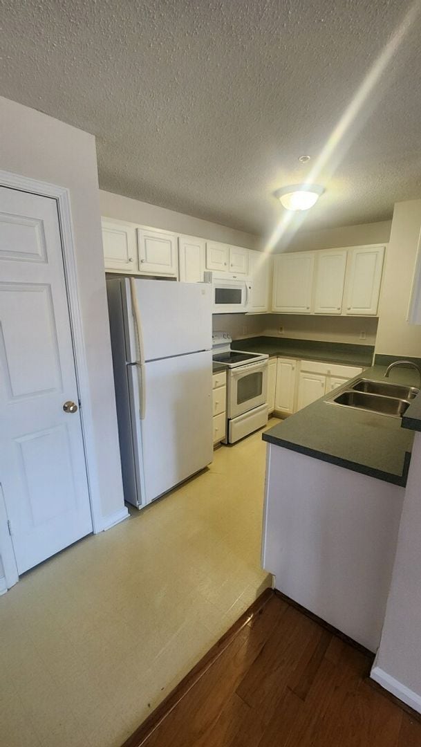 Building Photo - ****** $200 OFF FIRST FULL MONTH OF RENT ******