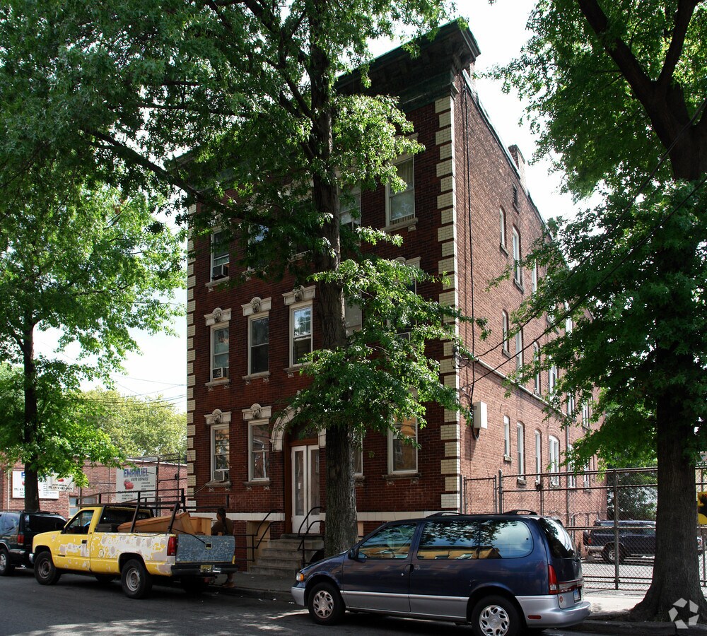 Photo - 639 N 6th St Apartments