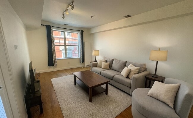 Building Photo - 4401 Park Ave Unit 2C Rental