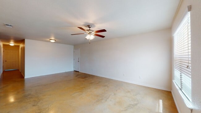 Photo - 2 WEEKS FREE !!!! GORGEOUS DUPLEX IN COPPE...