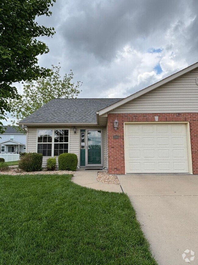 Building Photo - 2 Bed 1.5 Bath Duplex in Lebanon Rental