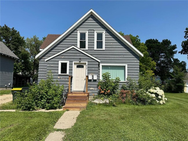 Photo - 613 3rd St SW