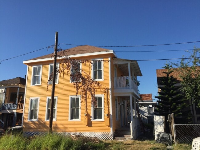 Building Photo - Comfortable 2 bedroom house in Galveston Unit # 1 Upstairs