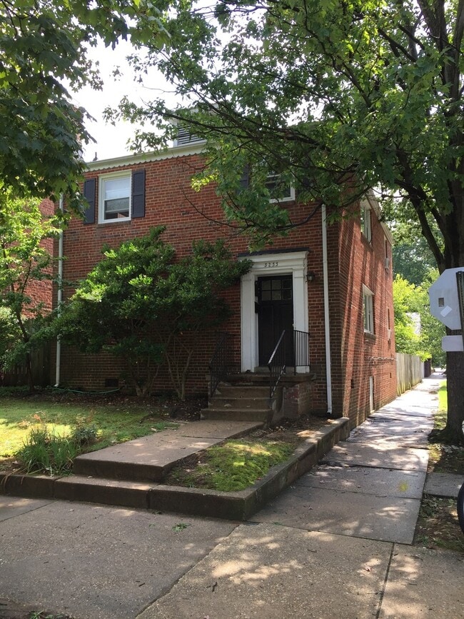 Building Photo - 3233 W Grace St Unit Upper Flat Rental