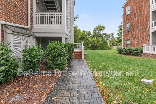 Photo - 210 Ashlawn Ct