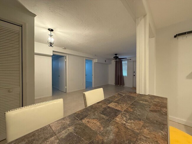 656 Manor Dr Unit 4