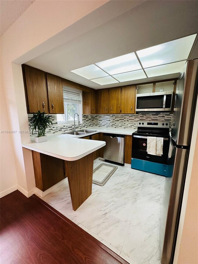 Building Photo - 414 SE 14th St Unit 6