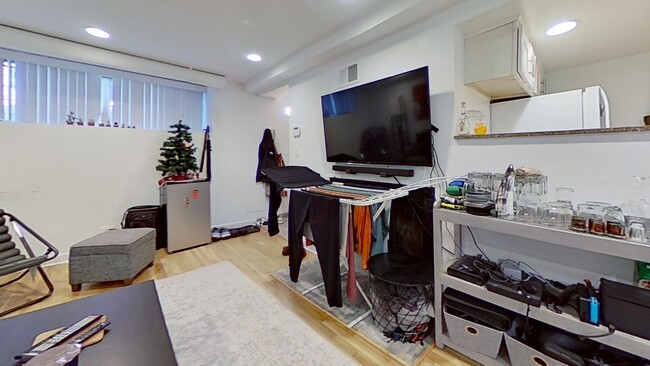 Garden Level Lakeview Two Bedroom - Garden Level Lakeview Two Bedroom Apartment Unit Gdn