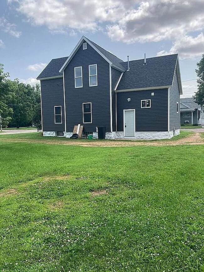 Photo - Click the “Apply Now” button or email wapmrentals@gmail.com for a prompt response.