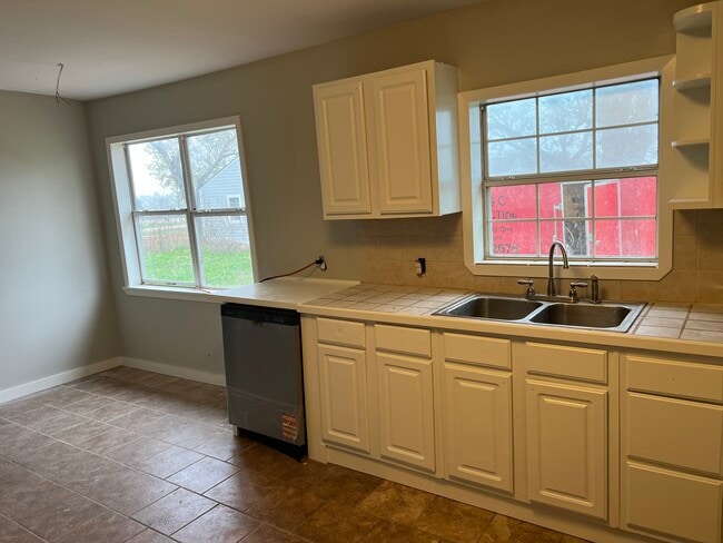 Photo - 850 NE Acc Rd