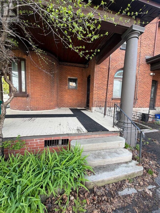 Photo - 80 Bridge St W Unité 4