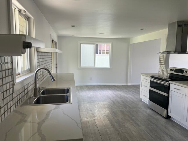 Building Photo - 2115 W 8th Pl Rental