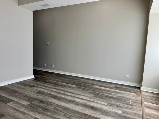 Photo - 3712 W Belmont Ave Unidad 1F