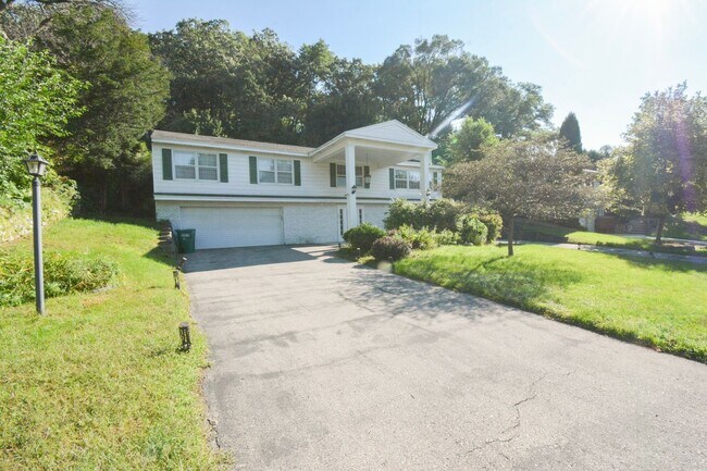 Photo - 4 Bed, 2 Bath Home for Rent – Unique Desig...